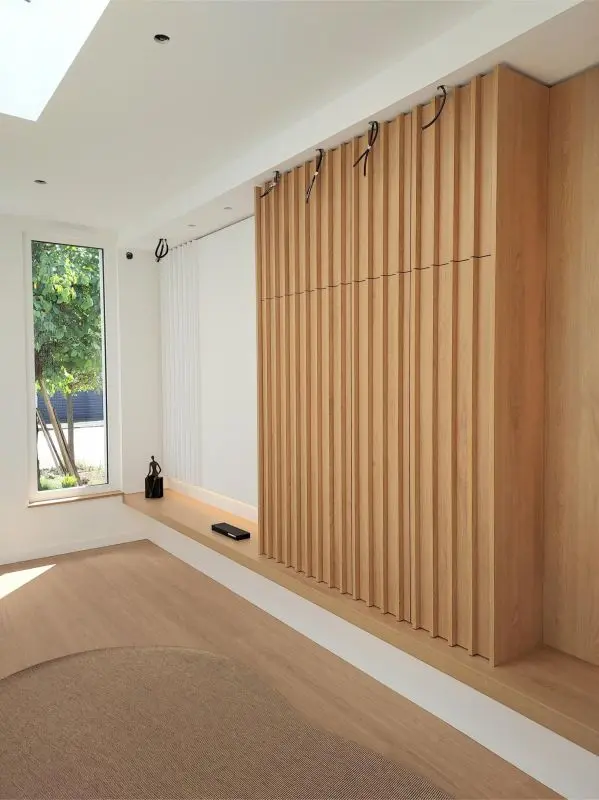 Banc suspendu lattis — Transformation d’une maison à La Chapelle des Fougeretz — Nolwenn Kevell