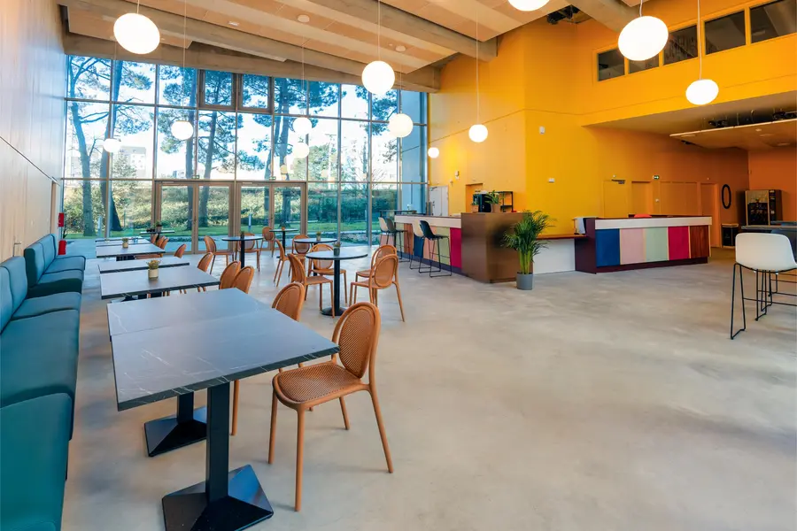 Table yaki chaise mind banquette accueil au ml tabouret de bar curl — Le Spot — Flot onirique, Nantes — Nolwenn Kevell, architecte d’intérieur — vue 27