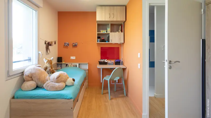 Vue chambre avec salle d’eau — Maison des enfants, Pornic — Nolwenn Kevell, architecte d’intérieur — vue 3