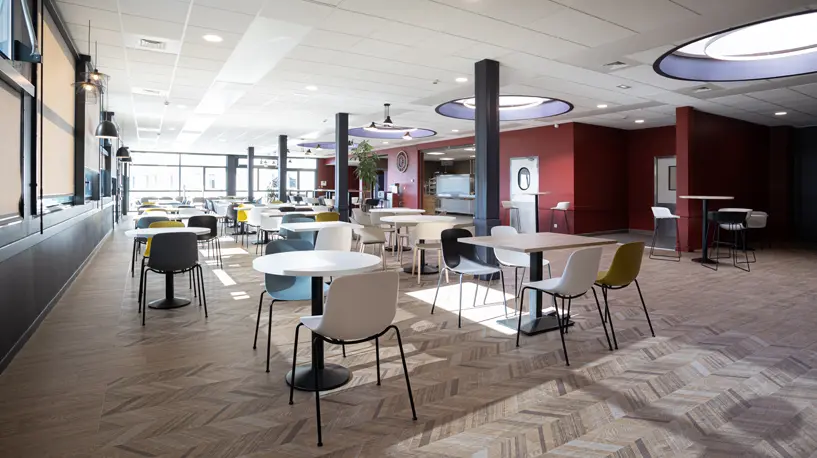 Vue 2 restaurant — Résidence Habitat Jeunes, Fougères — Nolwenn Kevell, architecte d’intérieur — vue 10